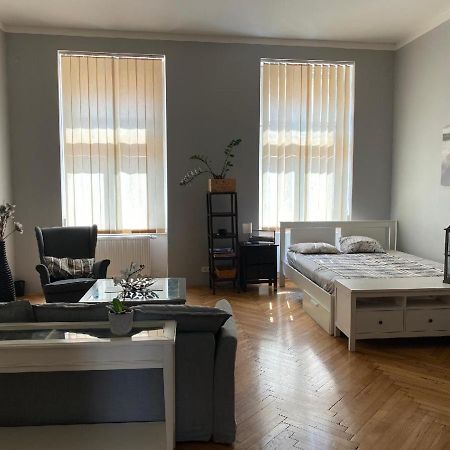 Apartments Cafe No.22 Прага Екстериор снимка