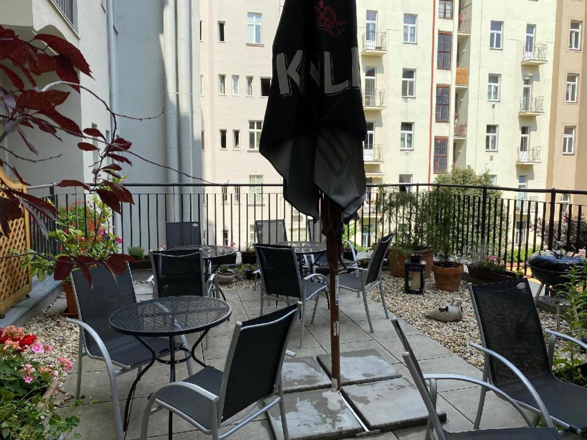 Apartments Cafe No.22 Прага Екстериор снимка