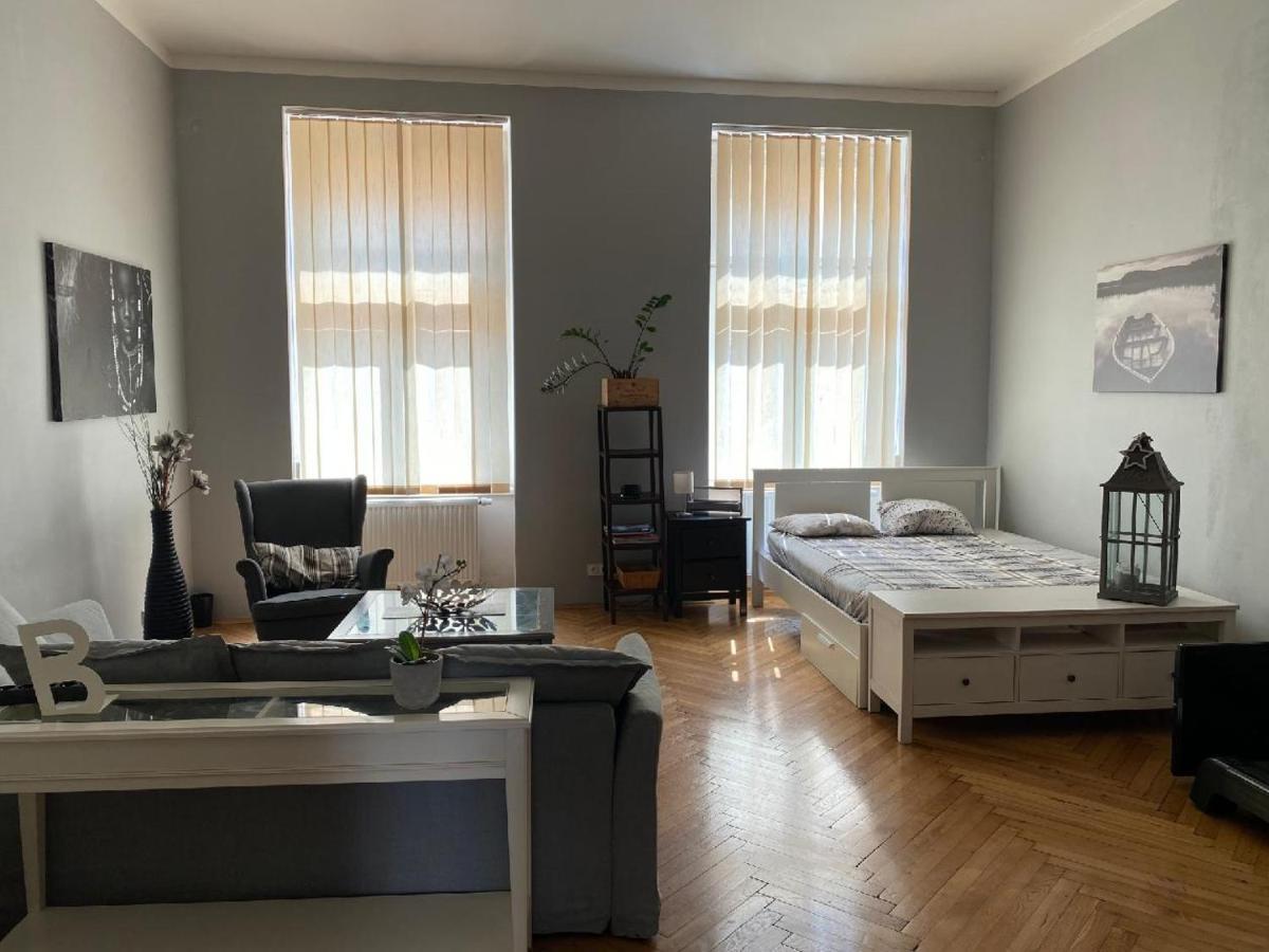 Apartments Cafe No.22 Прага Екстериор снимка